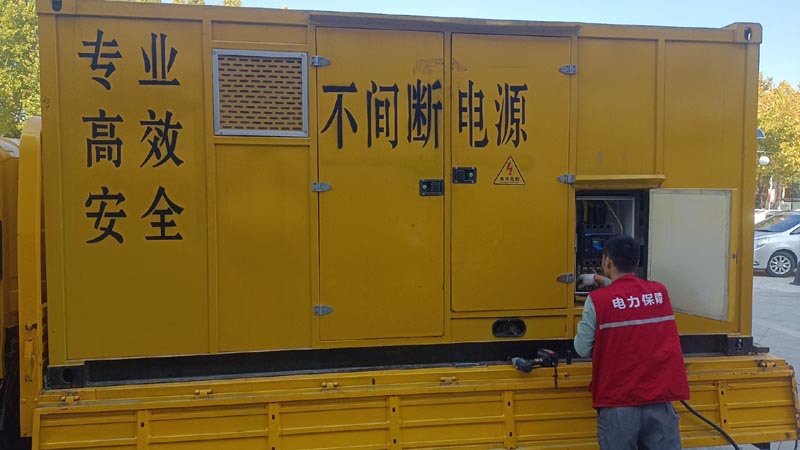 栖霞柴油发电机组和UPS电源配合使用时，如何避免切换过程中的电力中断？